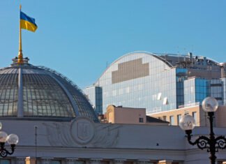 Рада изменила правку о PEP, которая блокировала международную помощь для Украины