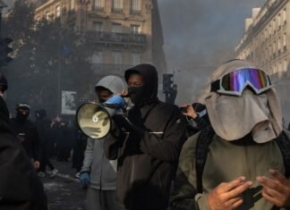 Протесты во Франции: Лувр заблокирован, власти готовят комендантский час