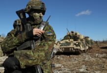 Эстония перебрасывает главную бригаду к границе с РФ и готовится к войне, — FT
