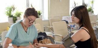Минздрав планирует повысить минимальные зарплаты медикам в 2027 году: сколько будут платить