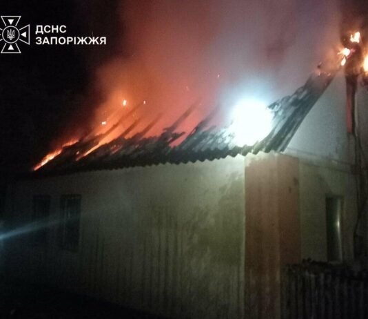 В Запорожье из-за вероятного короткого замыкания загорелся жилой дом