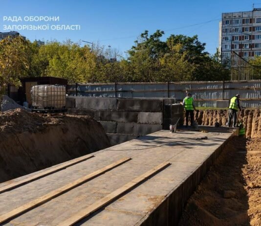 В Хортицком районе Запорожья строят первое мобильное укрытие среди многоэтажек