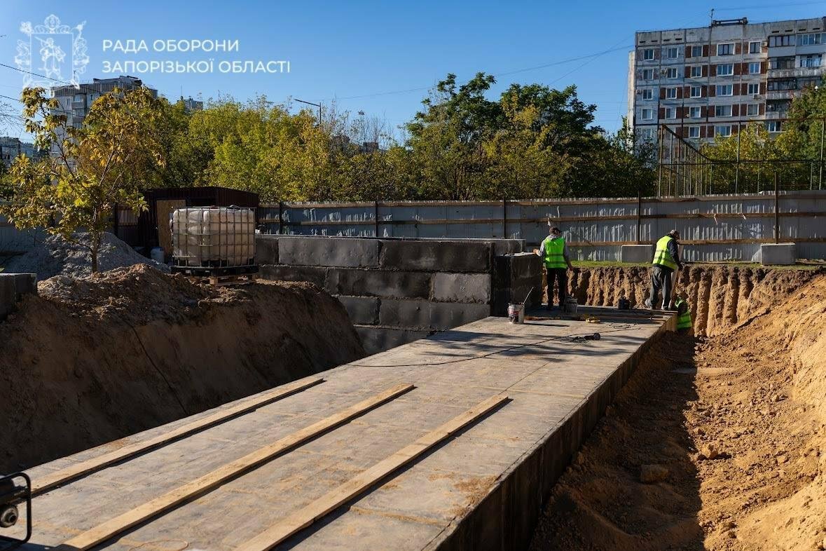 В Хортицком районе Запорожья строят первое мобильное укрытие среди многоэтажек