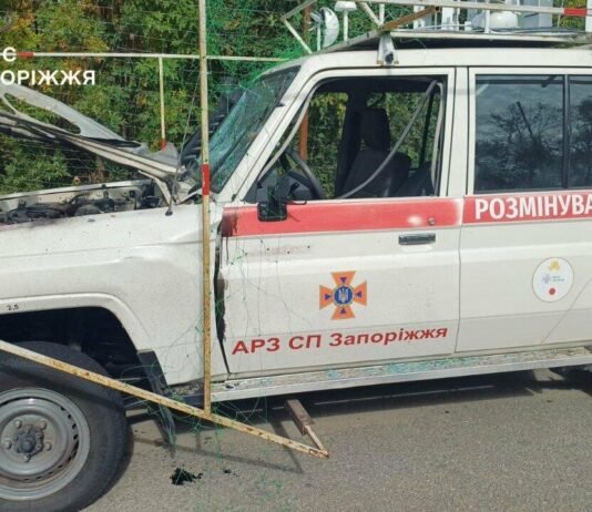 В Запорожье российский дрон атаковал автомобиль саперов ГСЧС