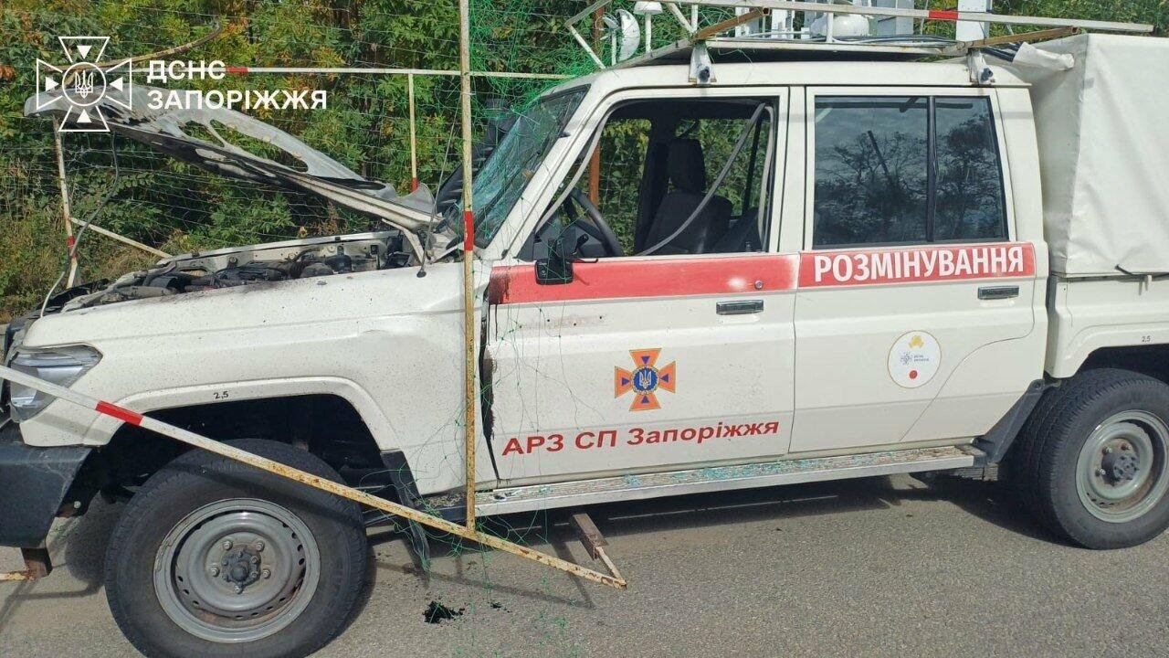 В Запорожье российский дрон атаковал автомобиль саперов ГСЧС