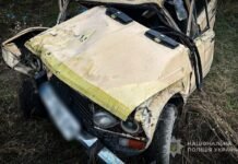 В Запорожской области пьяный водитель врезался в электросопротивление: один пассажир погиб, еще один травмирован