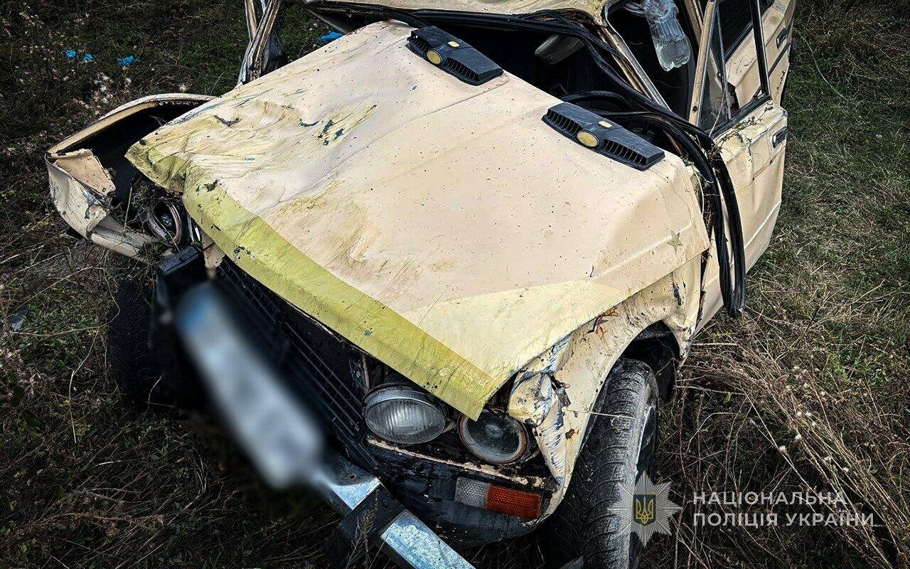 В Запорожской области пьяный водитель врезался в электросопротивление: один пассажир погиб, еще один травмирован