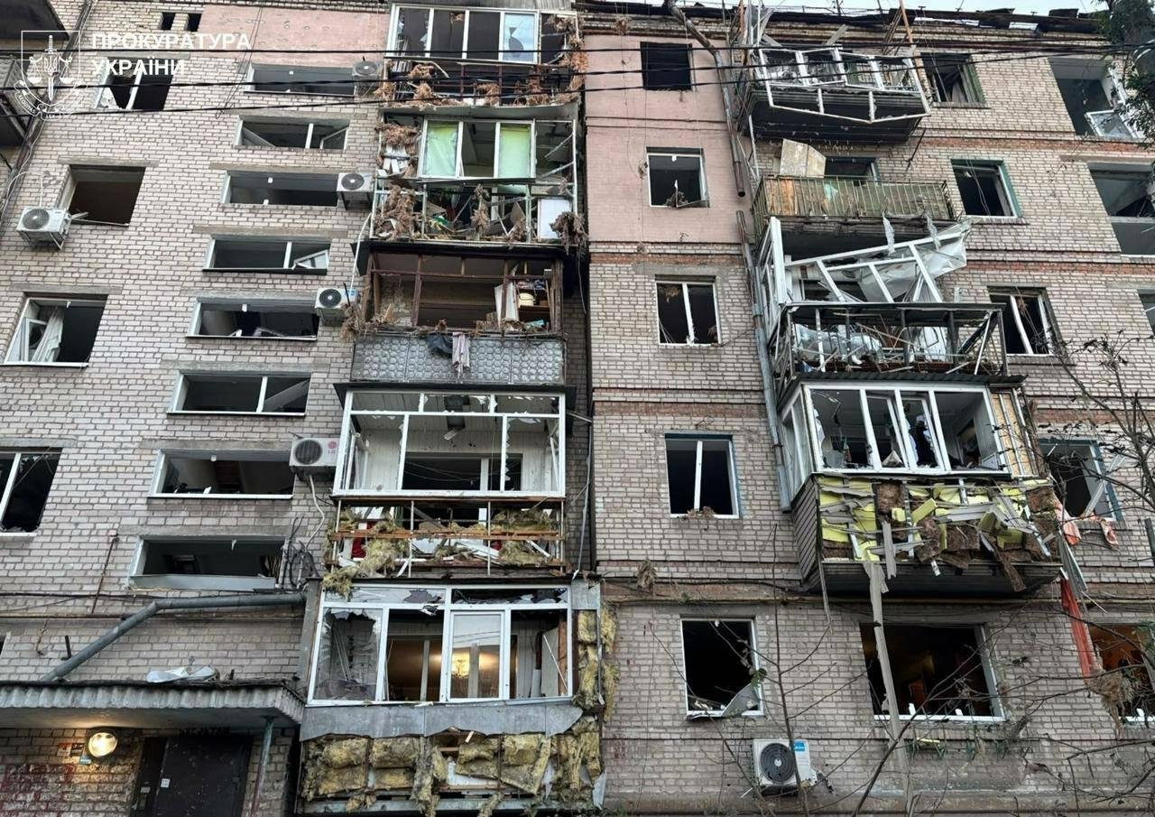 В Запорожье повреждены 24 многоквартирных дома, гимназия и три учреждения культуры в результате атаки КАБов