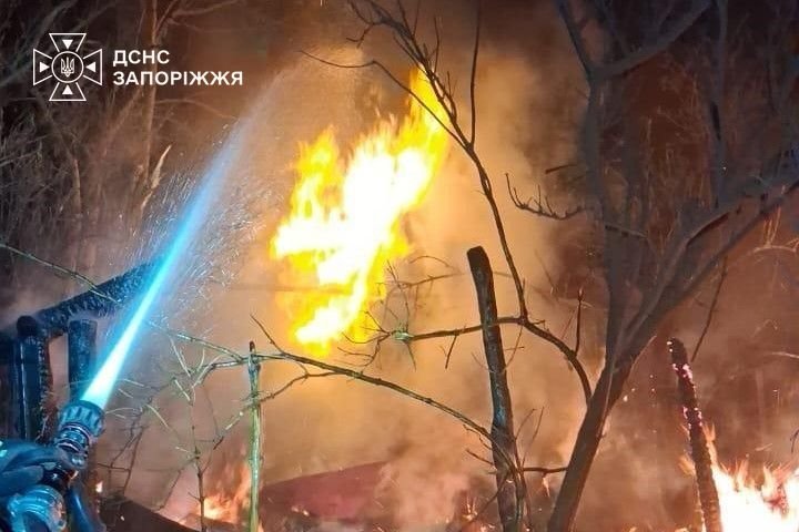 В Запорожье и пригороде из-за российских атак возникло 10 пожаров: горели гаражи и автомобили