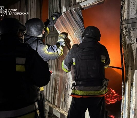 Из-за российских атак в Запорожье и пригороде горели склады, дома и автомобиль