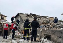 В Запорожье в результате вражеской атаки разрушены частные дома, под завалами находятся люди, — ФОТО