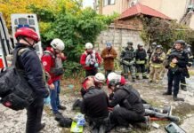 В Запорожье из-под завалов разрушенного дома достали мужчину, его пытаются реанимировать, — ФОТО