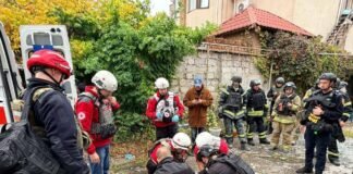 В Запорожье из-под завалов разрушенного дома достали мужчину, его пытаются реанимировать, — ФОТО