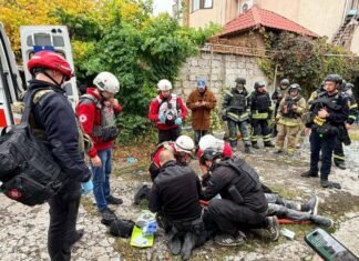 В Запорожье из-под завалов разрушенного дома достали мужчину, его пытаются реанимировать, — ФОТО