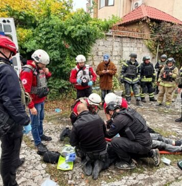 В Запорожье из-под завалов разрушенного дома достали мужчину, его пытаются реанимировать, — ФОТО