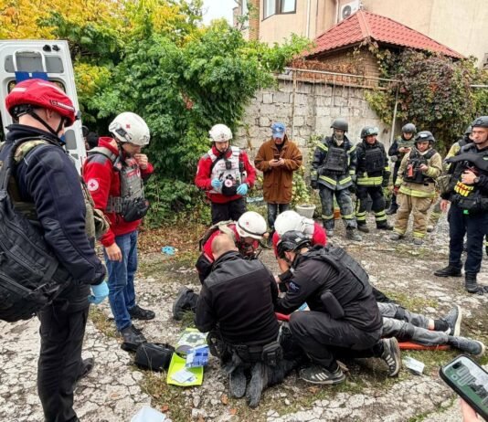 В Запорожье из-под завалов разрушенного дома достали мужчину, его пытаются реанимировать, — ФОТО