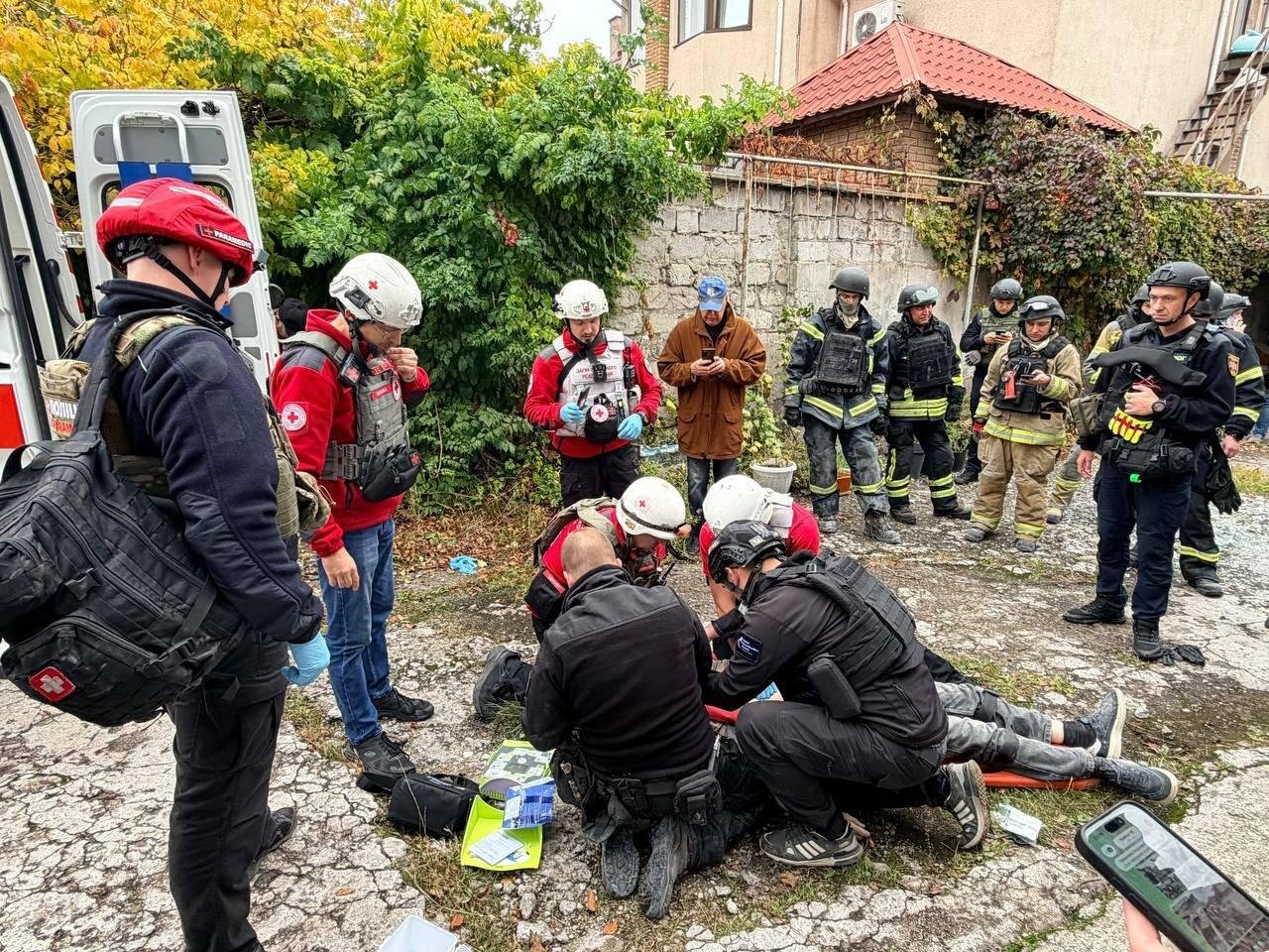В Запорожье из-под завалов разрушенного дома достали мужчину, его пытаются реанимировать, — ФОТО