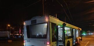 В Запорожье российский FPV-дрон атаковал муниципальный автобус