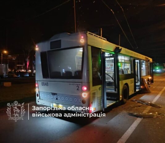 В Запорожье российский FPV-дрон атаковал муниципальный автобус
