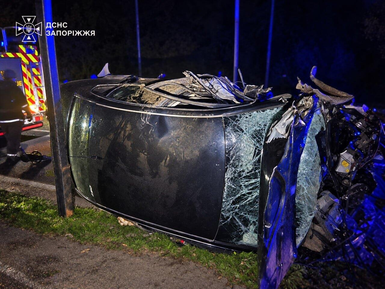 В Запорожье автомобиль врезался в металлическую опору: четыре человека травмированы