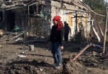 «В один день стали бомжами»: о чем рассказывают жители домов, разбитых в результате ночной атаки по Запорожью, — ФОТОРЕПОРТАЖ