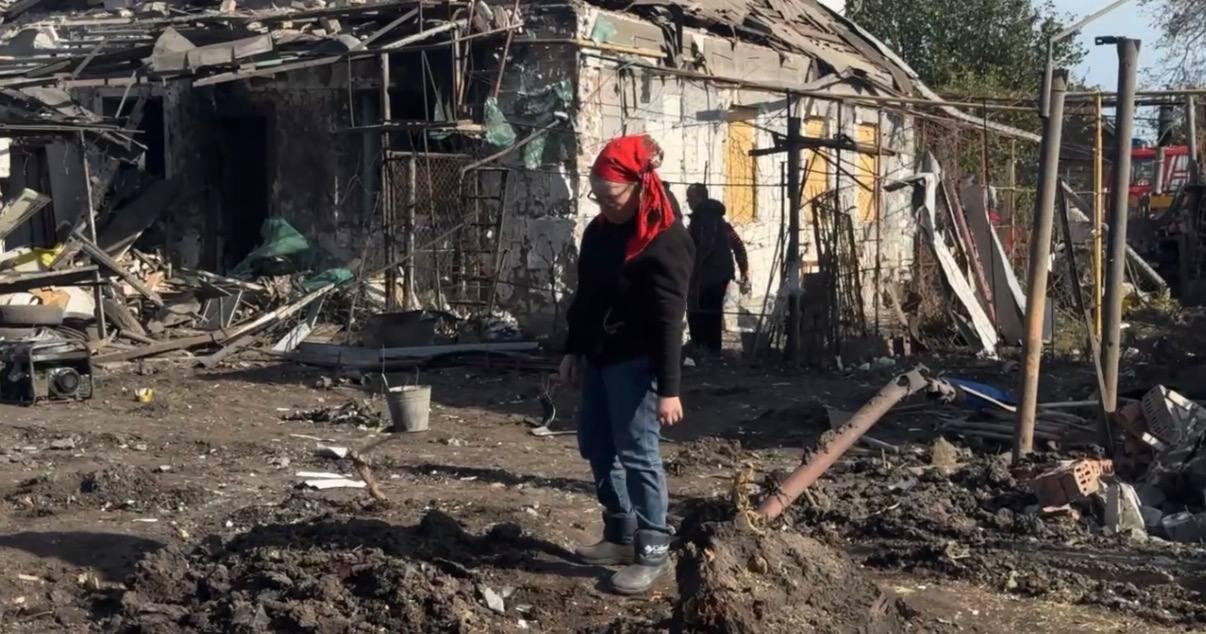 «В один день стали бомжами»: о чем рассказывают жители домов, разбитых в результате ночной атаки по Запорожью, — ФОТОРЕПОРТАЖ