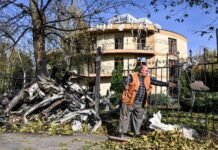 Запорожье приходит в себя после атаки БпЛА: как выглядят изуродованные дома, ТРЦ и гостиница, — ФОТОРЕПОРТАЖ