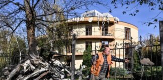 Запорожье приходит в себя после атаки БпЛА: как выглядят изуродованные дома, ТРЦ и гостиница, — ФОТОРЕПОРТАЖ