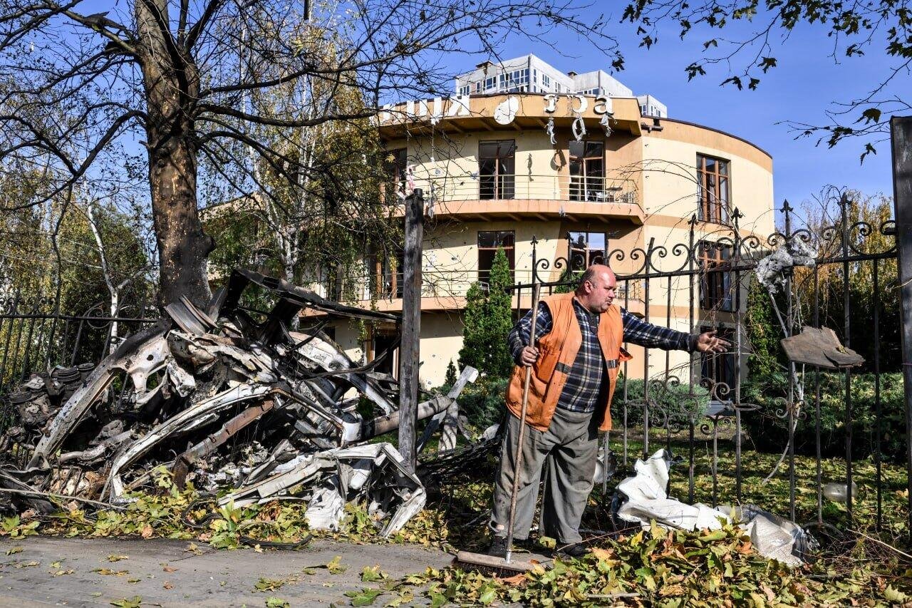 Запорожье приходит в себя после атаки БпЛА: как выглядят изуродованные дома, ТРЦ и гостиница, — ФОТОРЕПОРТАЖ
