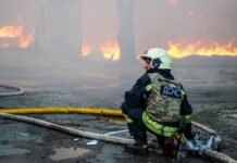 Россияне ударили ракетой по складам в Лозовой Харьковской области, есть погибший