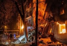В Харькове из-за ударов РФ разрушен подъезд, горел банк и пострадали 11 человек (фото)